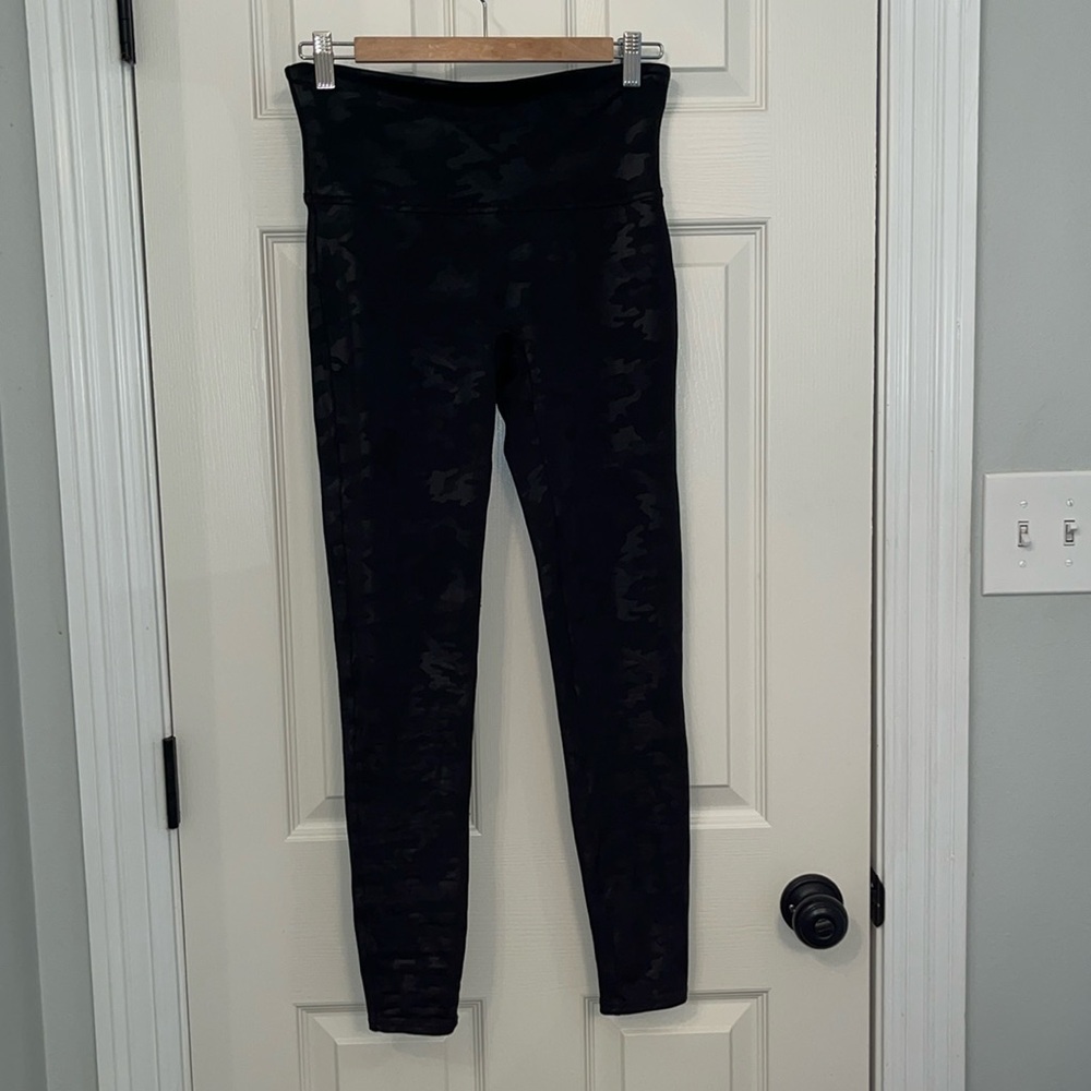 Spanx‎ Black/Grey Faux Leather Camo Leggings Size L Tights Shaping High Waist